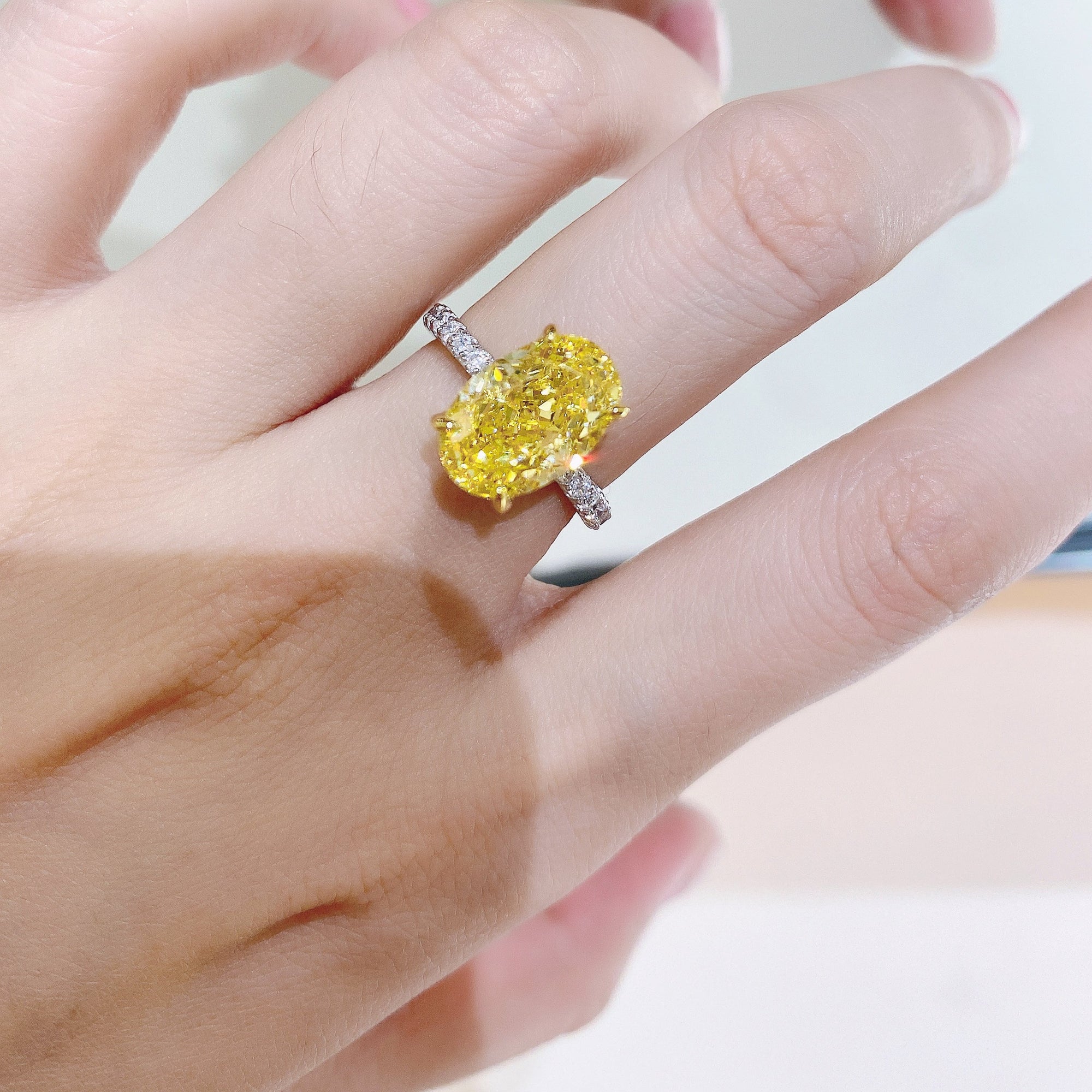 A BLUE ZIRCON RING in yellow gold, set with a round cut … | Drouot.com
